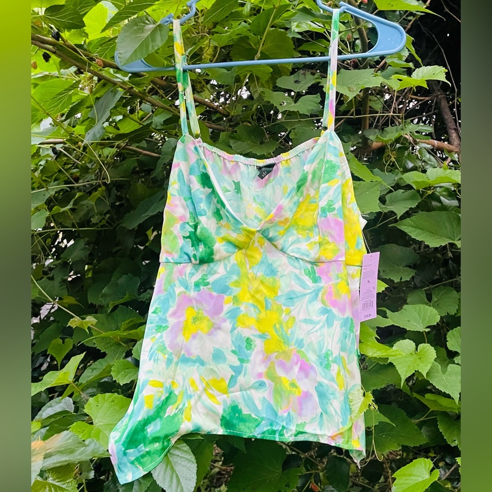 I’m selling this blouse because it didn’t fit . It’s like new.